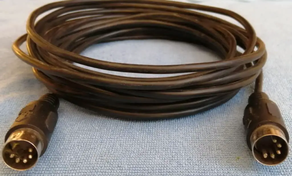 Photo of a 5-pin DIN MIDI cable